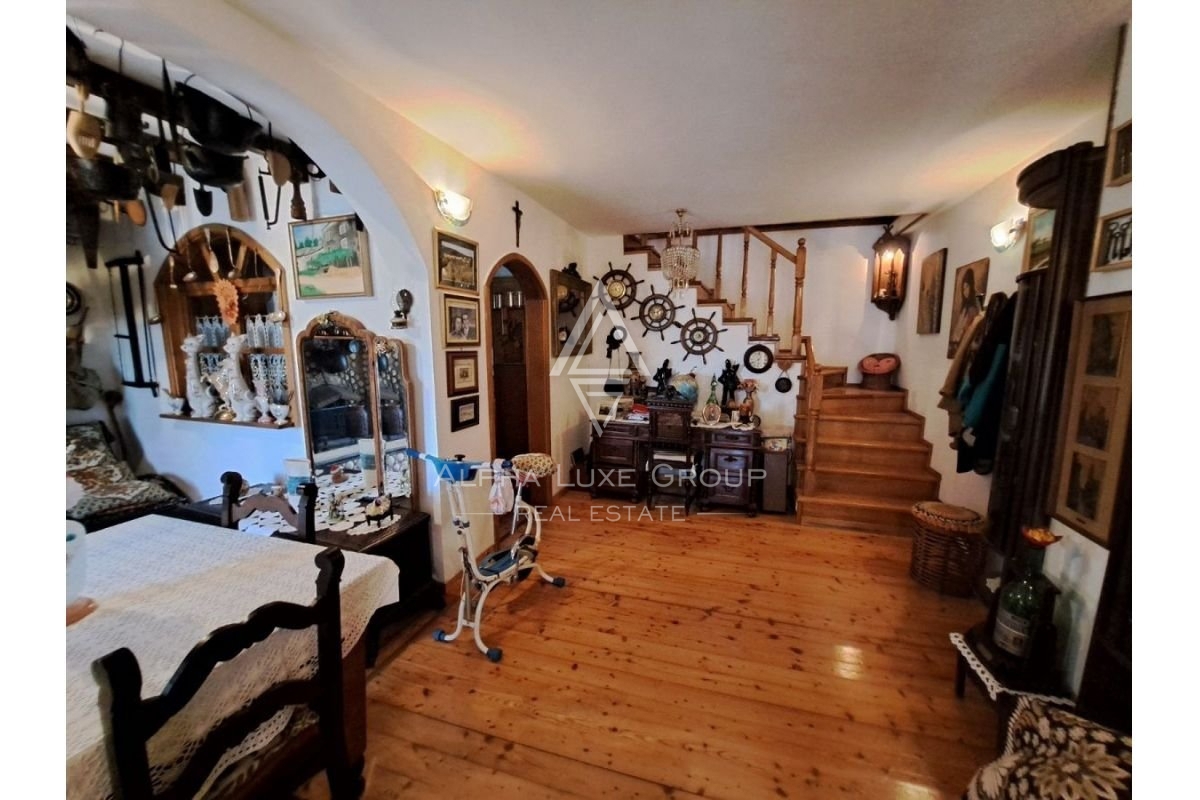 Istria, Buje, Casa in pietra rustica con ampio giardino in vendita