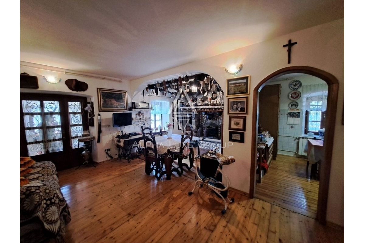 Istria, Buje, Casa in pietra rustica con ampio giardino in vendita