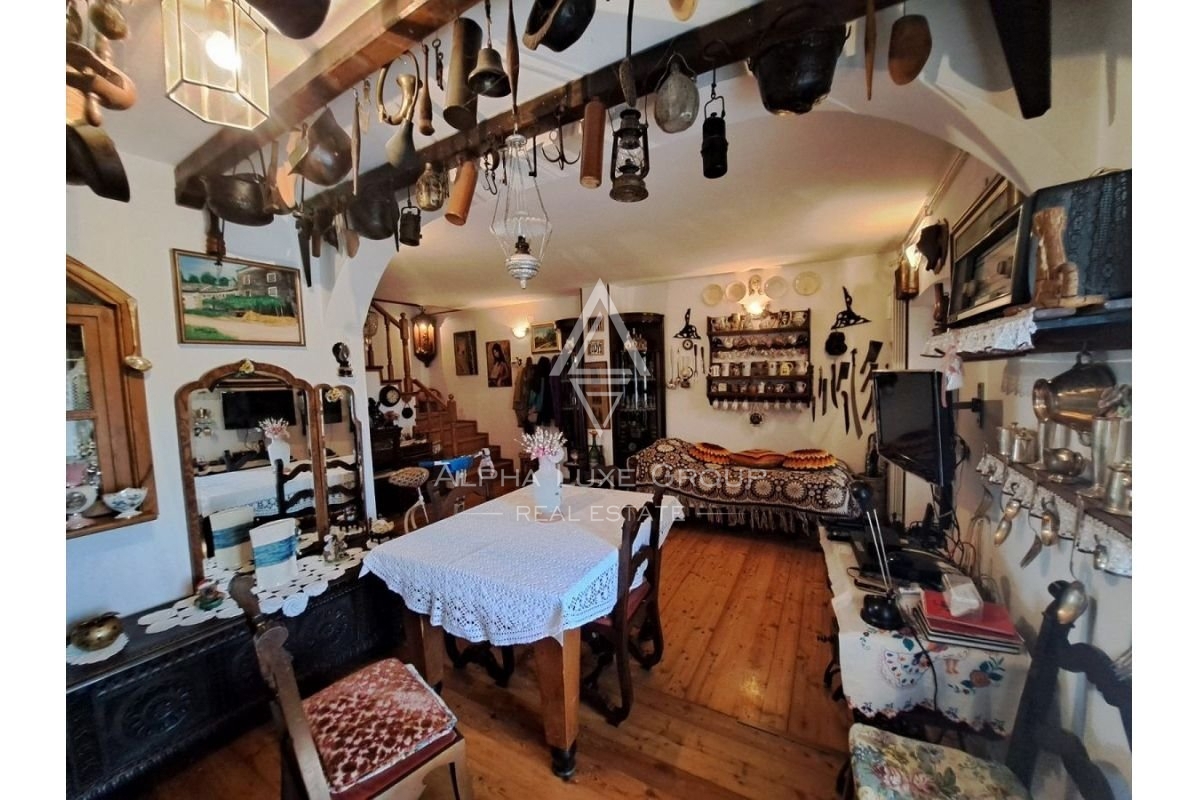 Istria, Buje, Casa in pietra rustica con ampio giardino in vendita