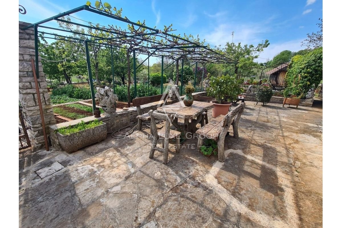 Istria, Buje, Casa in pietra rustica con ampio giardino in vendita