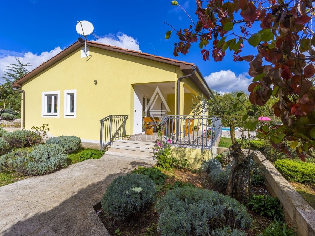 Istria, Žminj, Ampia proprietà con tre edifici e potenziale investimento