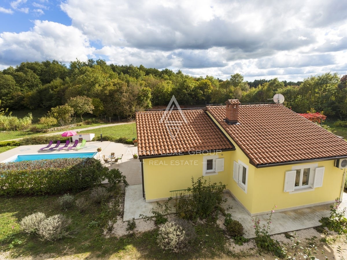 Istria, Žminj, Ampia proprietà con tre edifici e potenziale investimento