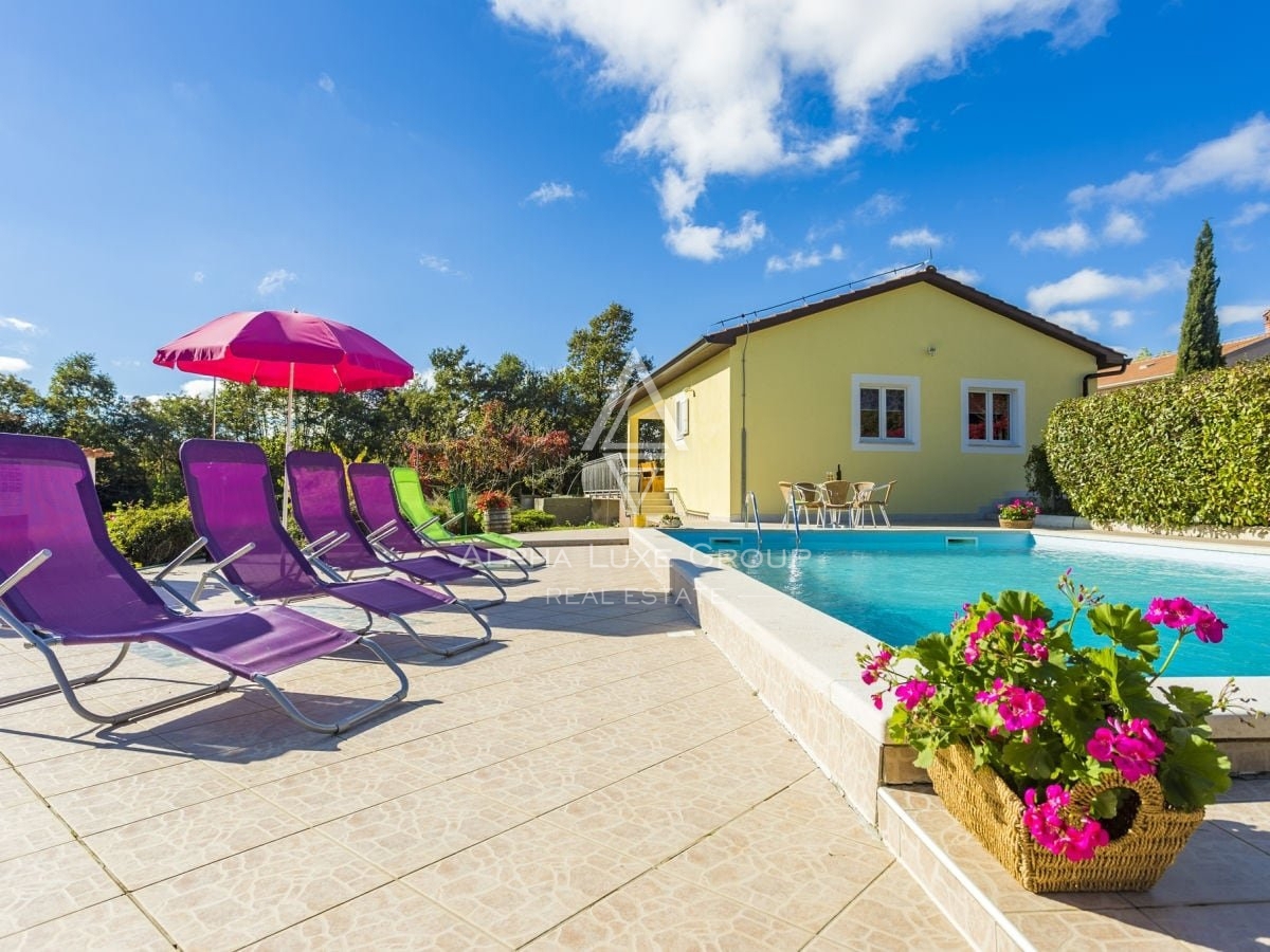 Istria, Žminj, Ampia proprietà con tre edifici e potenziale investimento