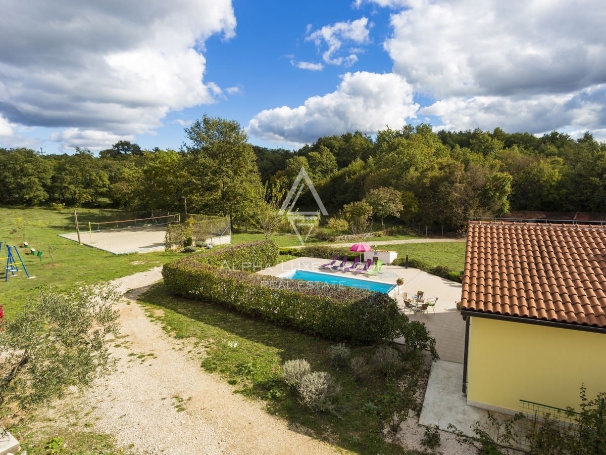 Istria, Žminj, Ampia proprietà con tre edifici e potenziale investimento