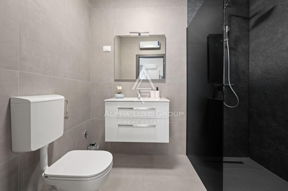 Istria, Labin, Casa moderna con piscina immersa nella natura