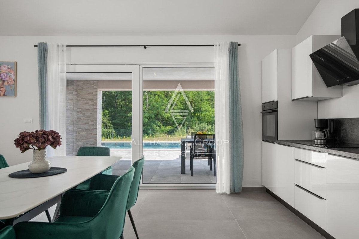 Istria, Labin, Casa moderna con piscina immersa nella natura
