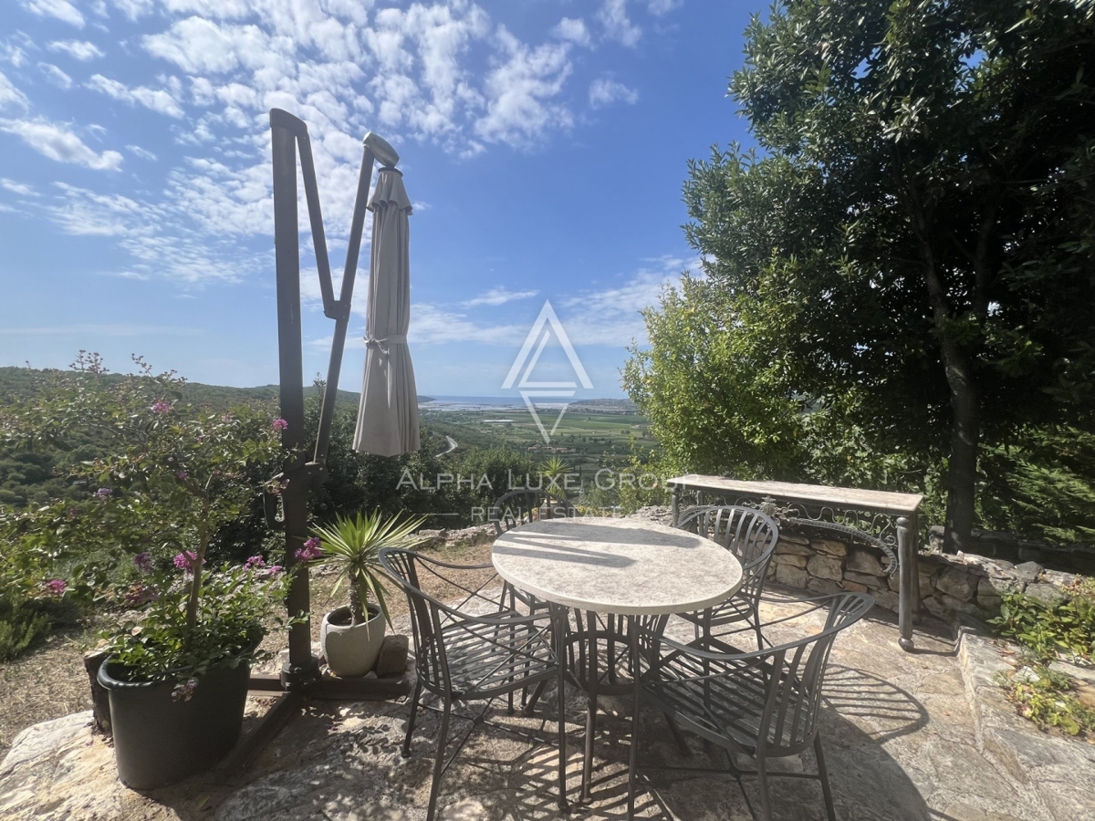 Buje, Istria: Incantevole villa panoramica in pietra in vendita