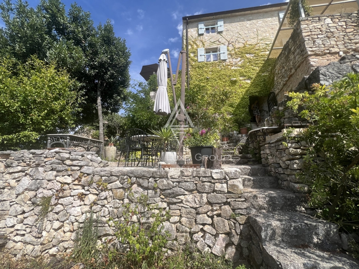 Buje, Istria: Incantevole villa panoramica in pietra in vendita