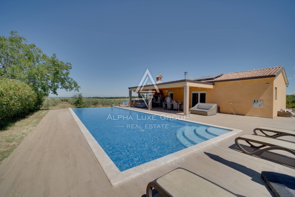 ISTRIA, NOVIGRAD - Elegante proprietà isolata con ampia piscina