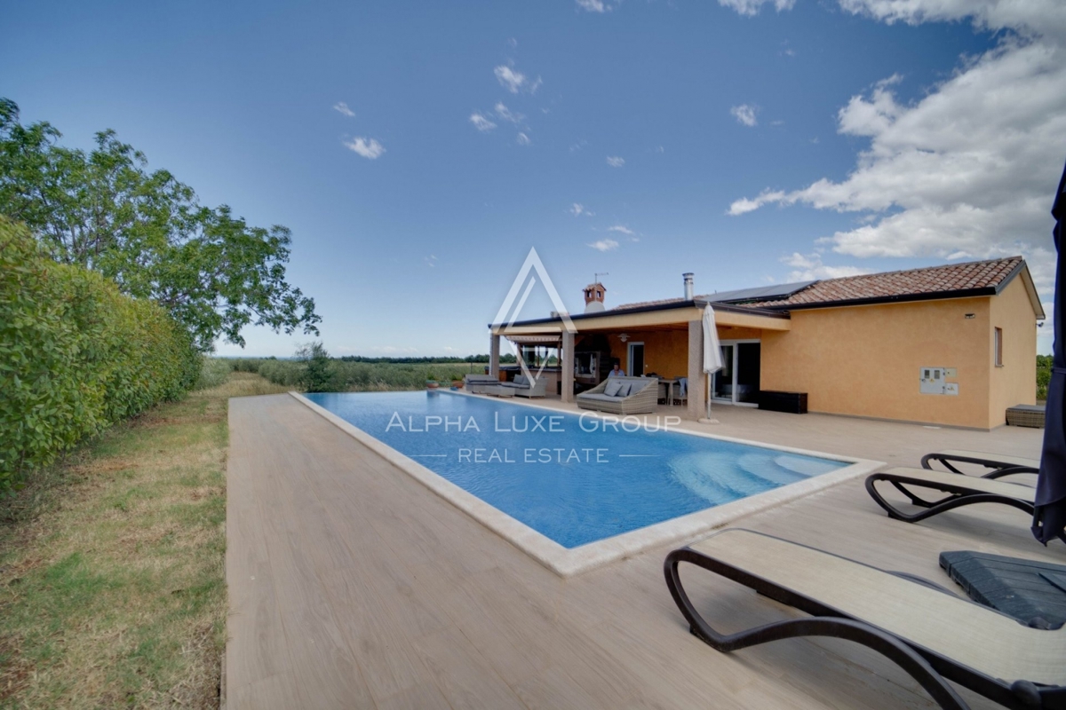 ISTRIA, NOVIGRAD - Elegante proprietà isolata con ampia piscina