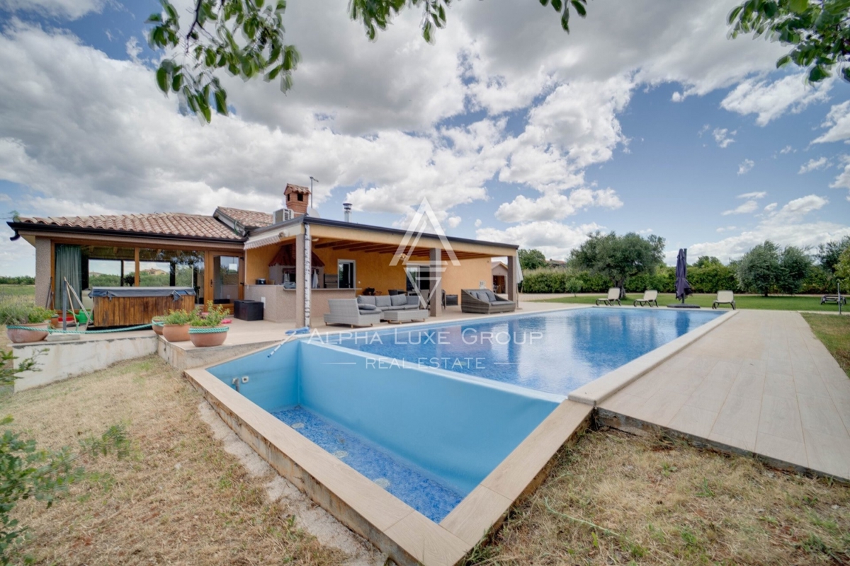 ISTRIA, NOVIGRAD - Elegante proprietà isolata con ampia piscina