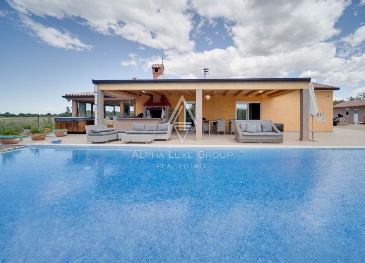 ISTRIA, NOVIGRAD - Elegante proprietà isolata con ampia piscina