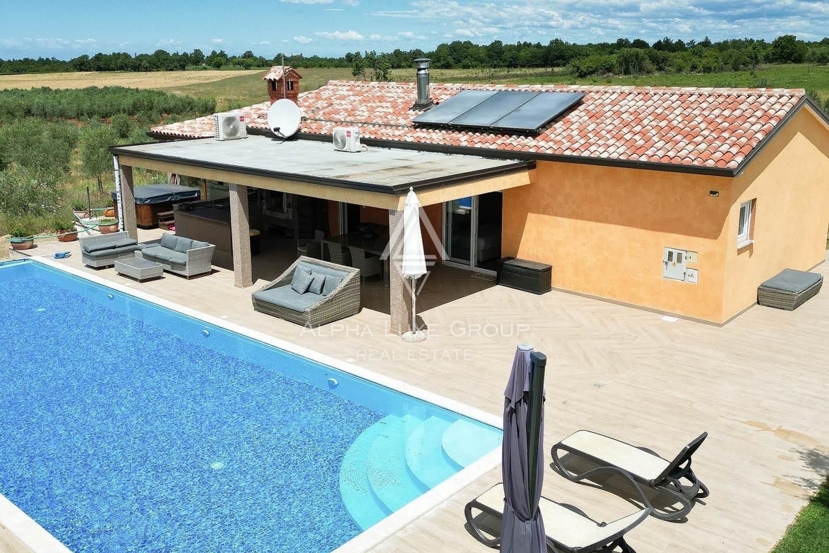 ISTRIA, NOVIGRAD - Elegante proprietà isolata con ampia piscina