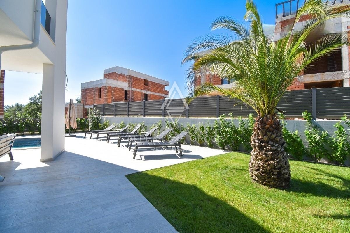 Scopri una maestosa villa bifamiliare vicino a Poreč: a un passo dal mare Adriatico