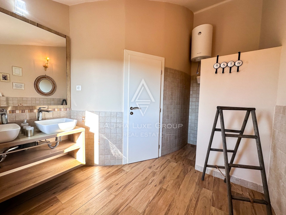 Affascinante Villa in Pietra con Piscina nelle Vicinanze di Parenzo