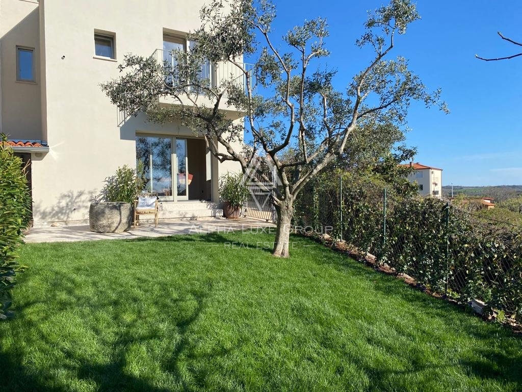 Casa bifamiliare con vista panoramica sul mare, Verteneglio e sui vigneti circostanti, Buje, ISTRIA