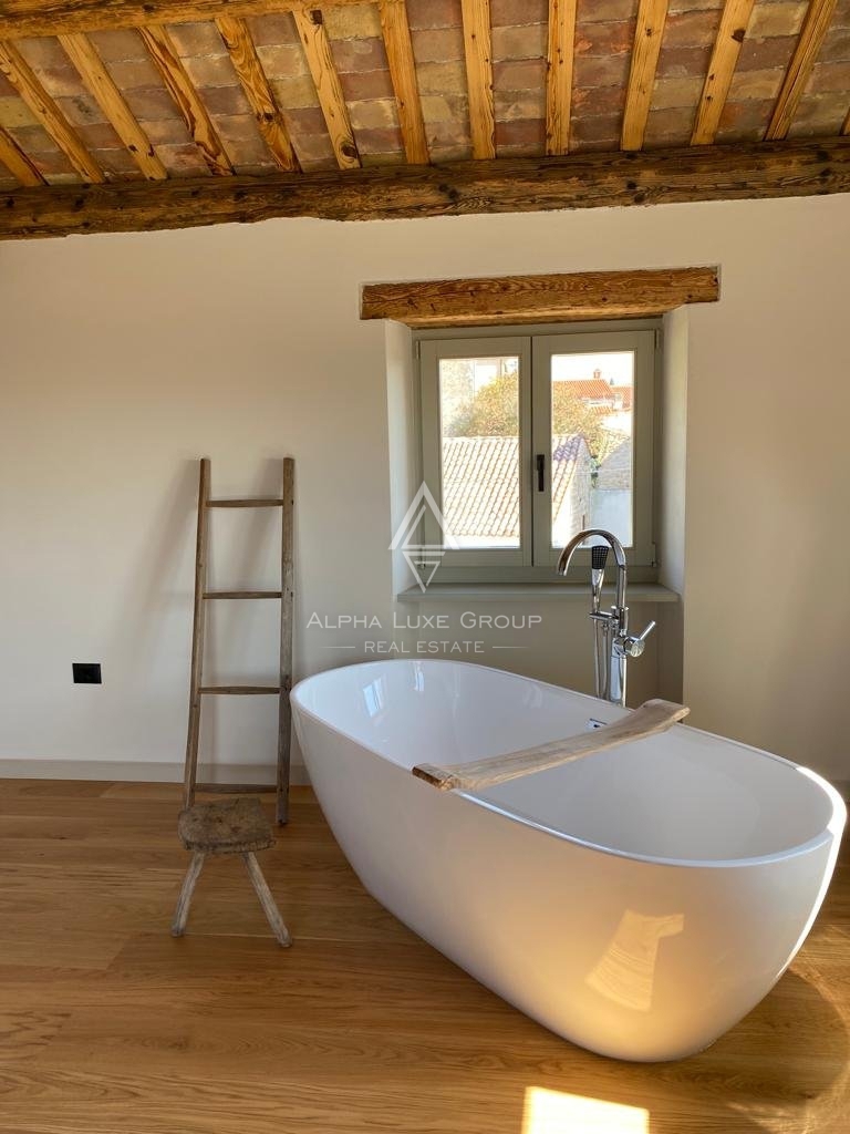 Casa bifamiliare con vista panoramica sul mare, Verteneglio e sui vigneti circostanti, Buje, ISTRIA