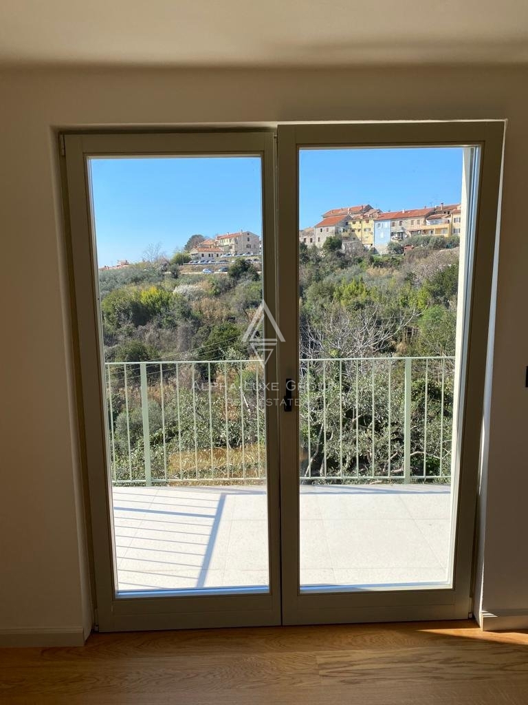 Casa bifamiliare con vista panoramica sul mare, Verteneglio e sui vigneti circostanti, Buje, ISTRIA