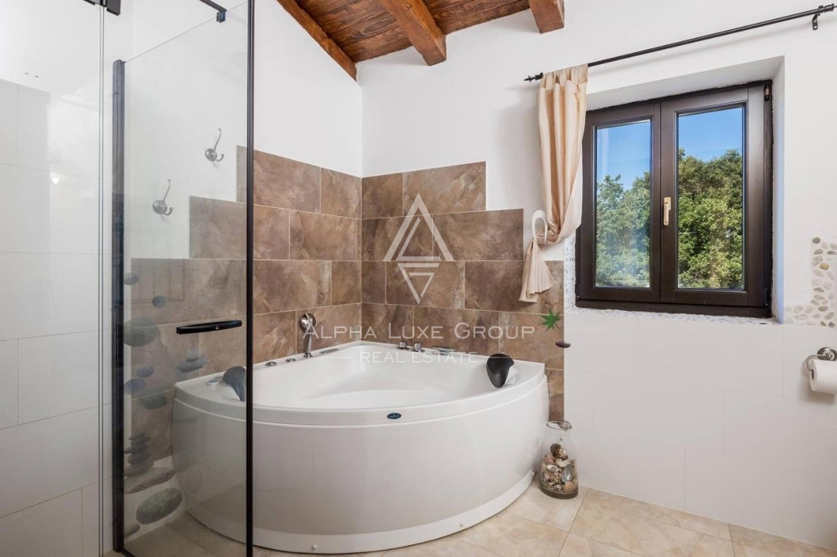 Bella villa in pietra con ampio giardino e vista sul bosco, Svetvinčenat, Istria