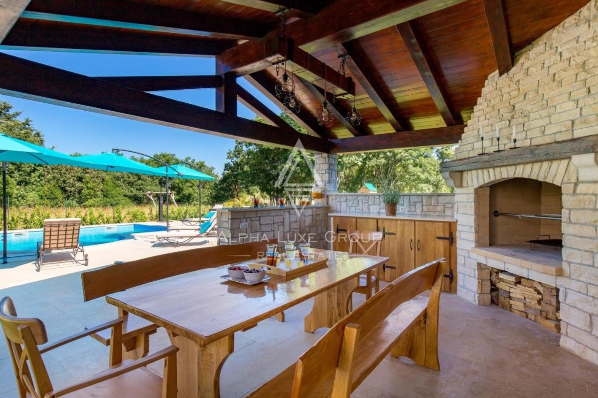 Bella villa in pietra con ampio giardino e vista sul bosco, Svetvinčenat, Istria