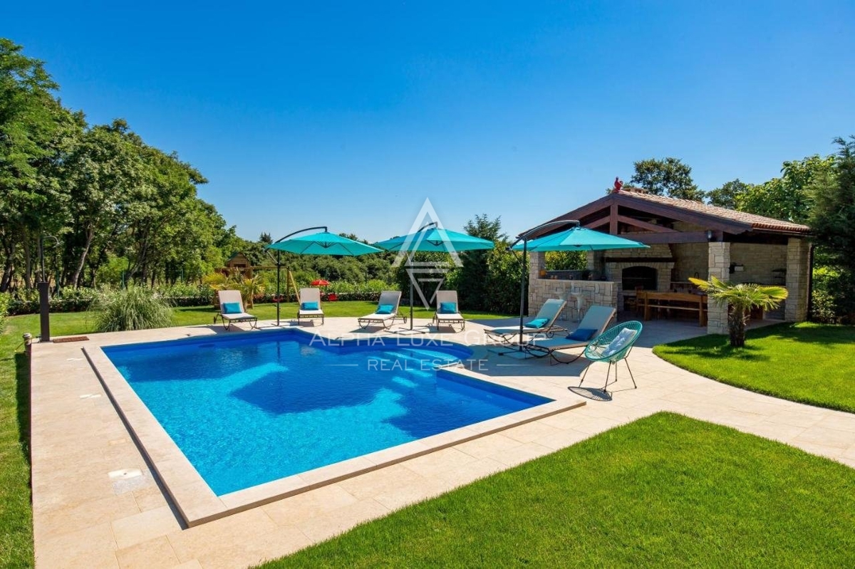 Bella villa in pietra con ampio giardino e vista sul bosco, Svetvinčenat, Istria