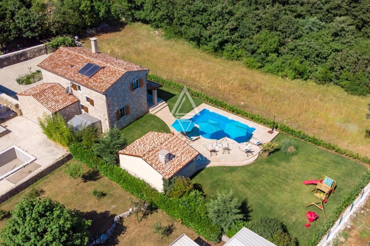 Bella villa in pietra con ampio giardino e vista sul bosco, Svetvinčenat, Istria