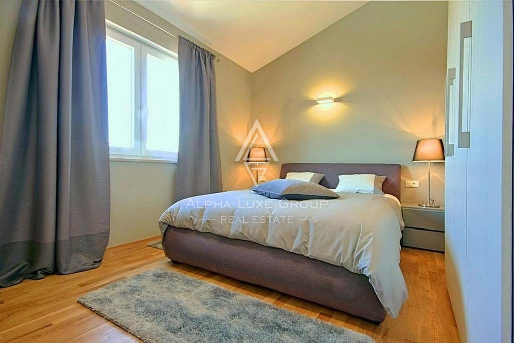 Villa con piscina, nuova costruzione, posizione tranquilla, zona di Parenzo.