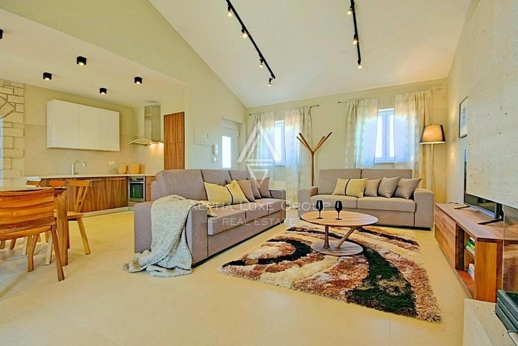 Villa con piscina, nuova costruzione, posizione tranquilla, zona di Parenzo.