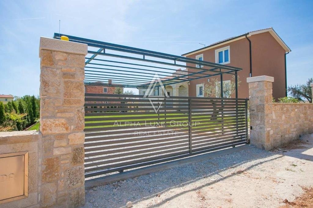 Villa con piscina, nuova costruzione, posizione tranquilla, zona di Parenzo.