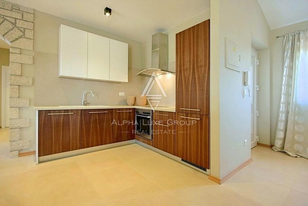 Villa con piscina, nuova costruzione, posizione tranquilla, zona di Parenzo.