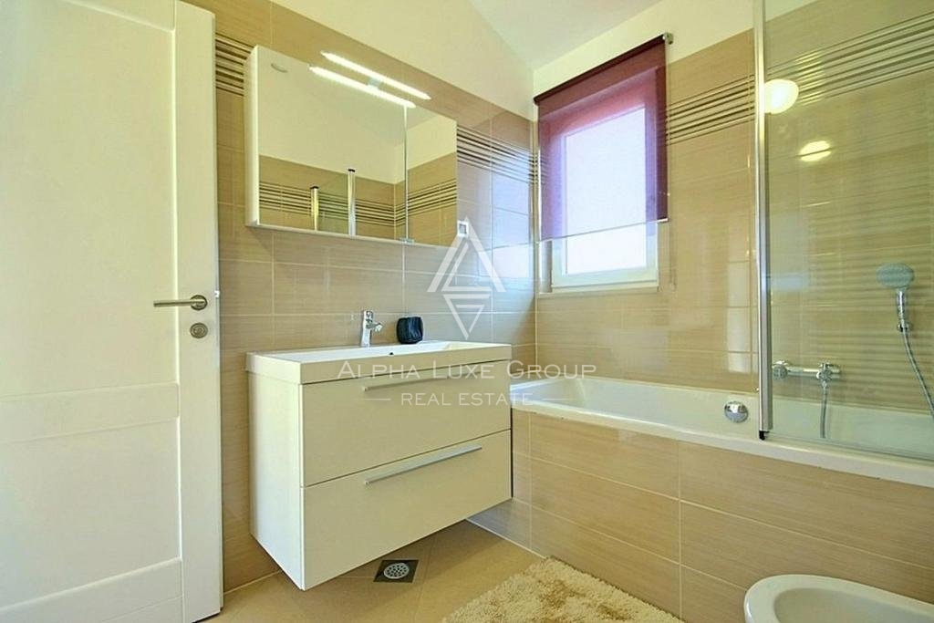 Villa con piscina, nuova costruzione, posizione tranquilla, zona di Parenzo.