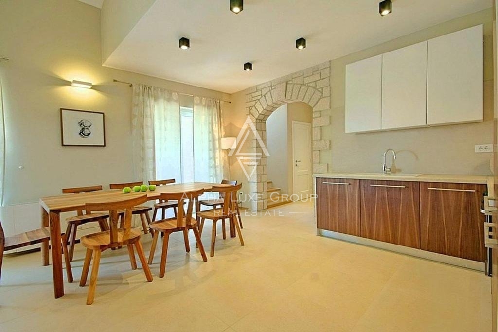 Villa con piscina, nuova costruzione, posizione tranquilla, zona di Parenzo.