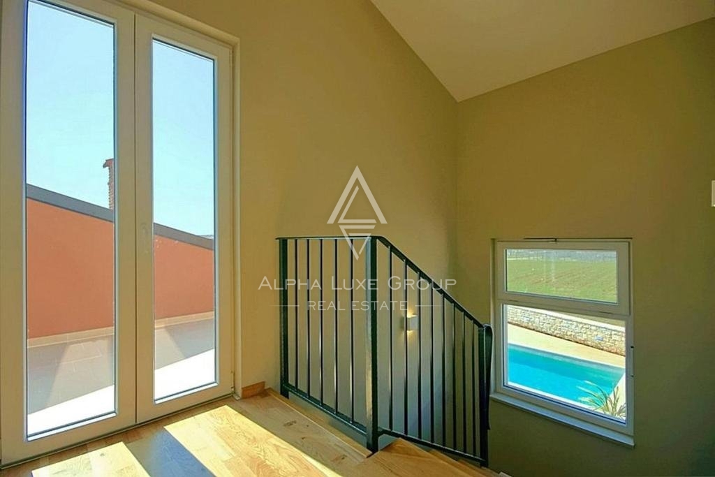 Villa con piscina, nuova costruzione, posizione tranquilla, zona di Parenzo.