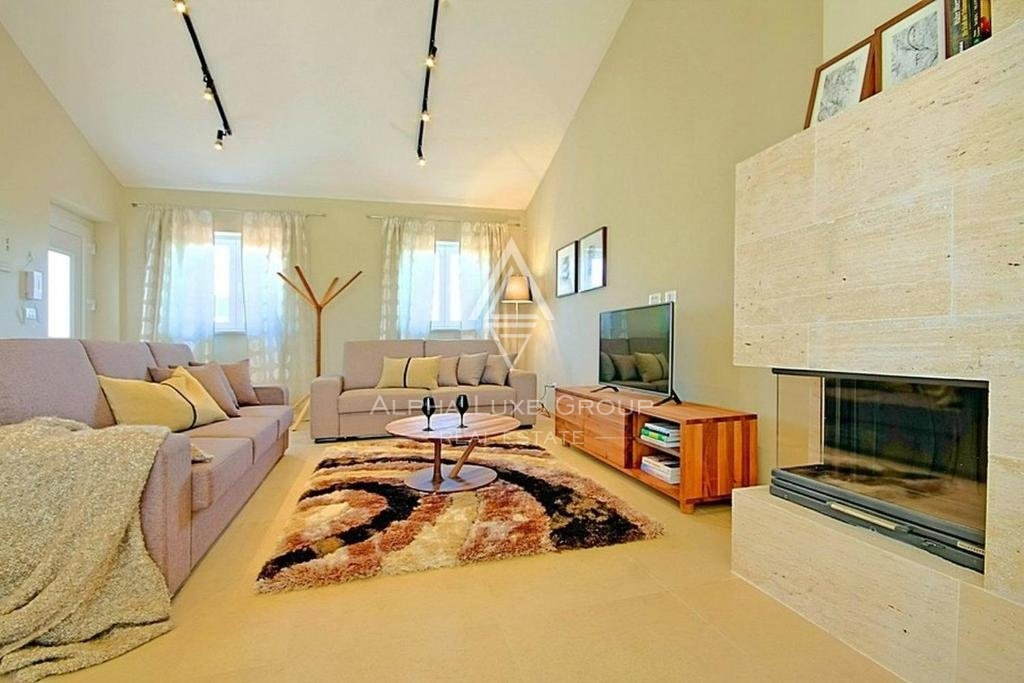 Villa con piscina, nuova costruzione, posizione tranquilla, zona di Parenzo.