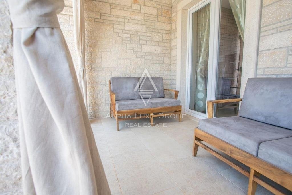 Villa con piscina, nuova costruzione, posizione tranquilla, zona di Parenzo.