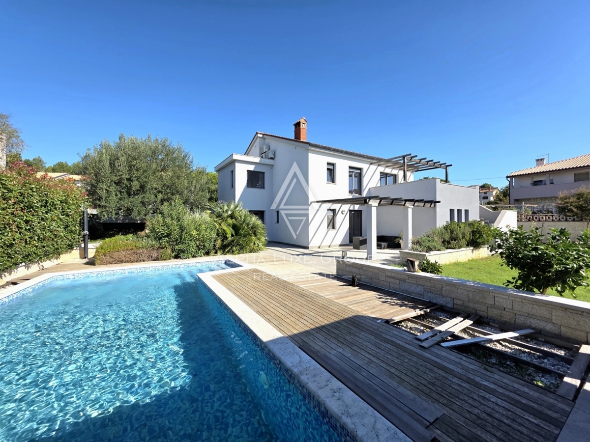 Istria, Pula: Casa moderna con piscina e tre unità