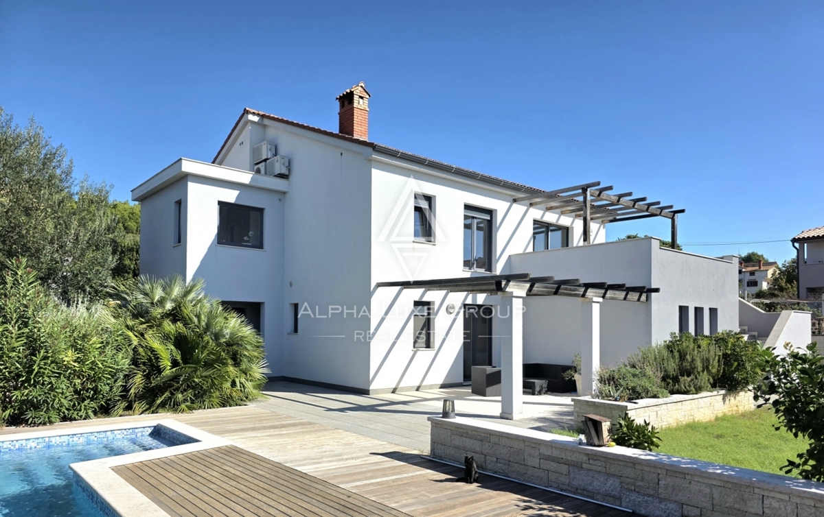 Istria, Pula: Casa moderna con piscina e tre unità