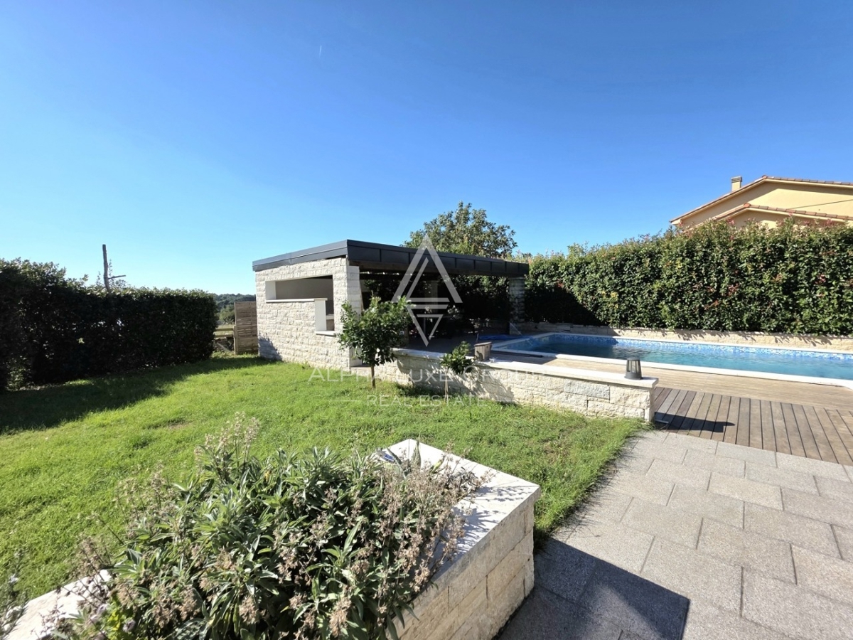 Istria, Pula: Casa moderna con piscina e tre unità