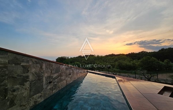 Istria, Novigrad – Moderna villa con piscina e vista mare in vendita