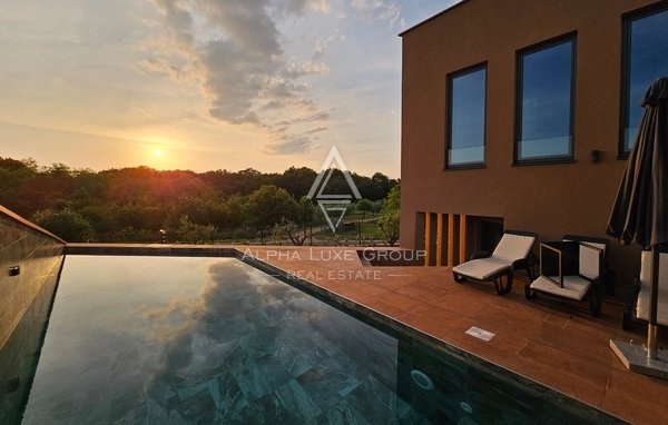 Istria, Novigrad – Moderna villa con piscina e vista mare in vendita