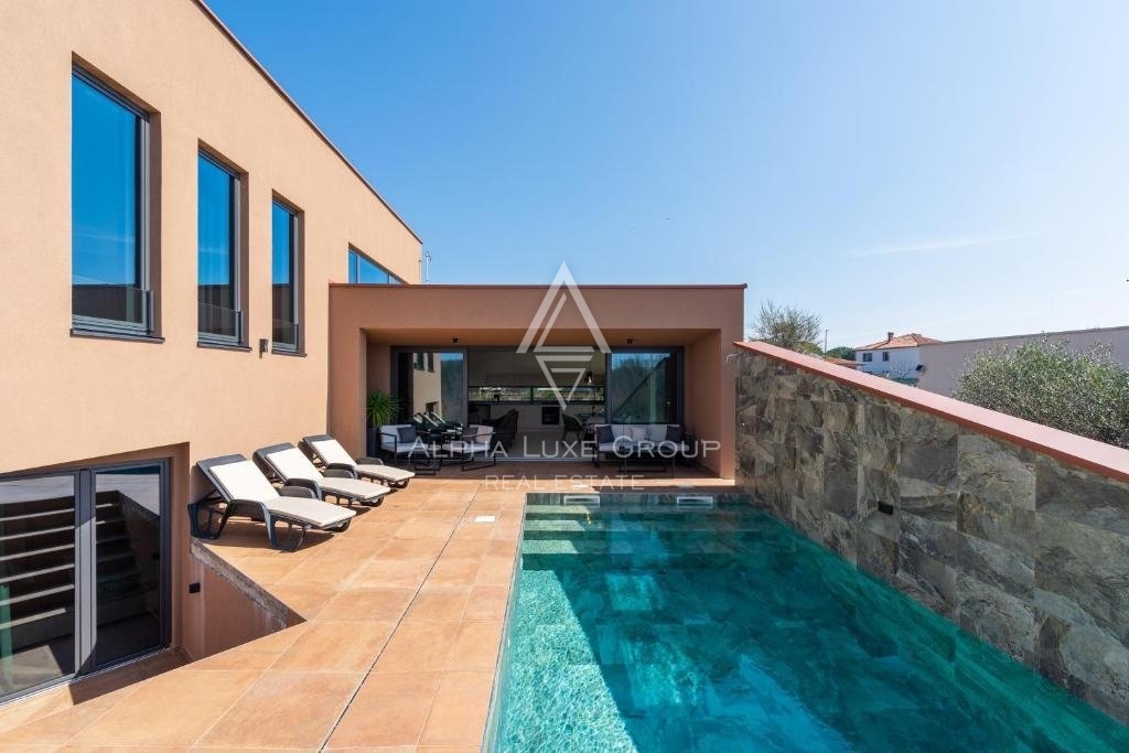 Istria, Novigrad – Moderna villa con piscina e vista mare in vendita