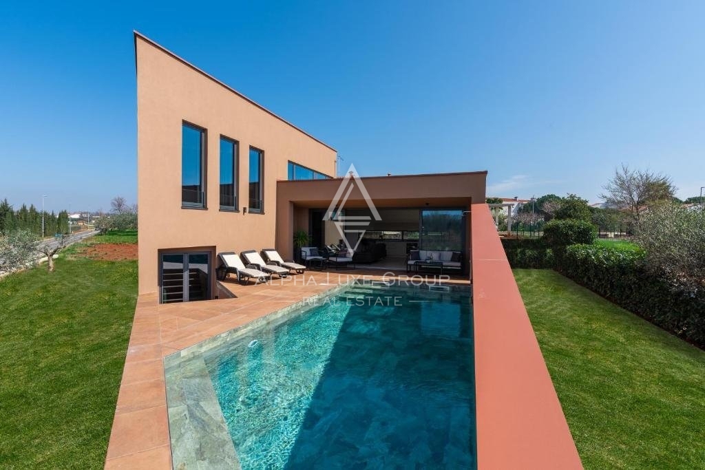 Istria, Novigrad – Moderna villa con piscina e vista mare in vendita