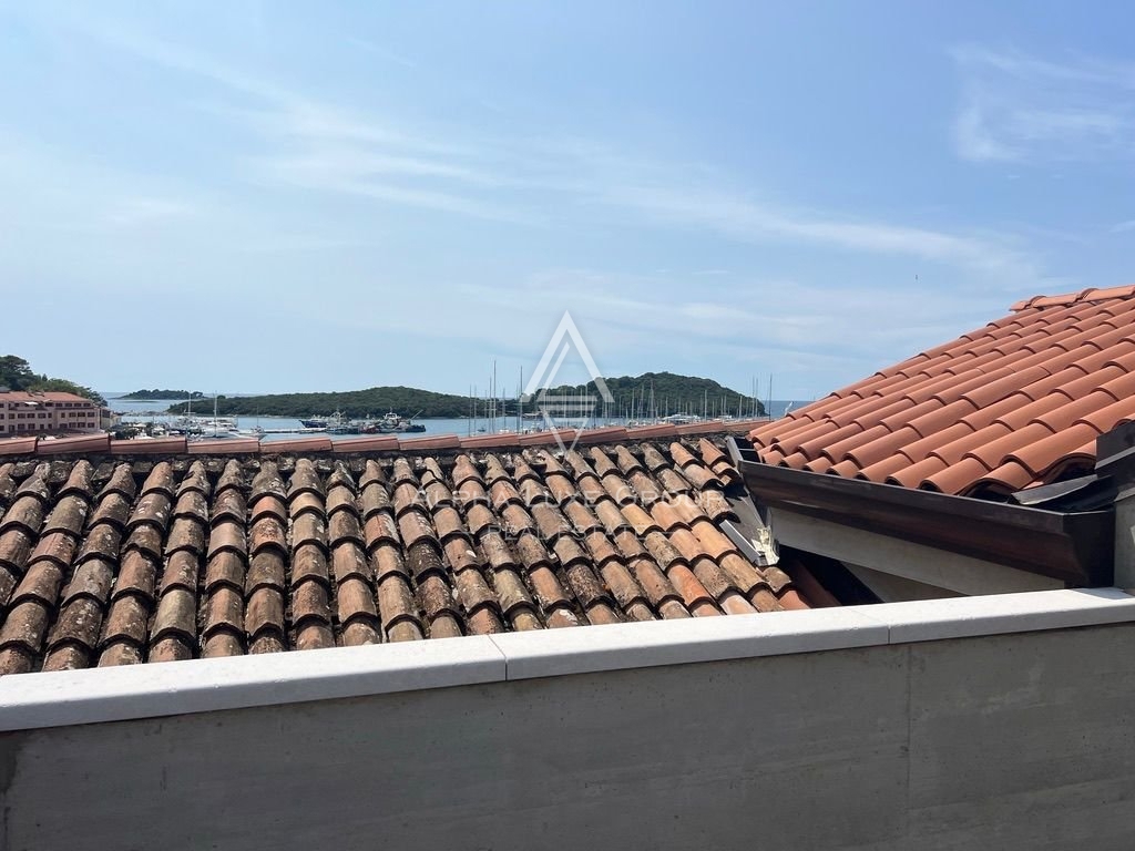 Istria, Vrsar, Casa ristrutturata con vista mare aperta vicino alla marina in vendita