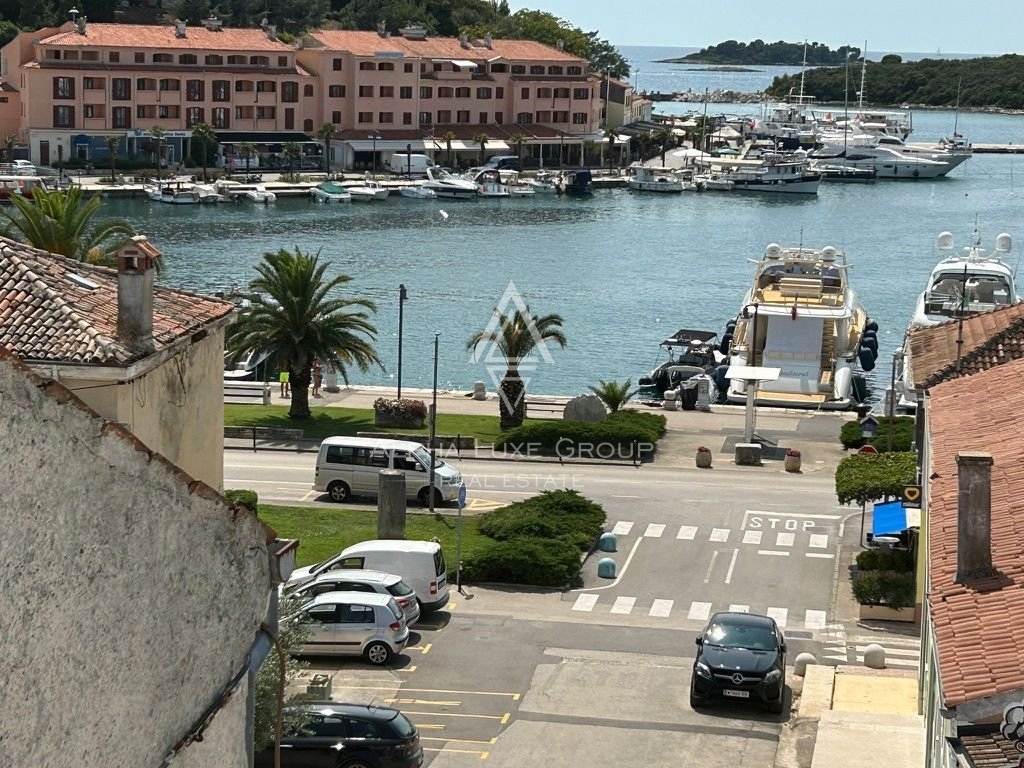 Istria, Vrsar, Casa ristrutturata con vista mare aperta vicino alla marina in vendita