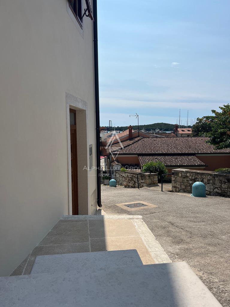 Istria, Vrsar, Casa ristrutturata con vista mare aperta vicino alla marina in vendita