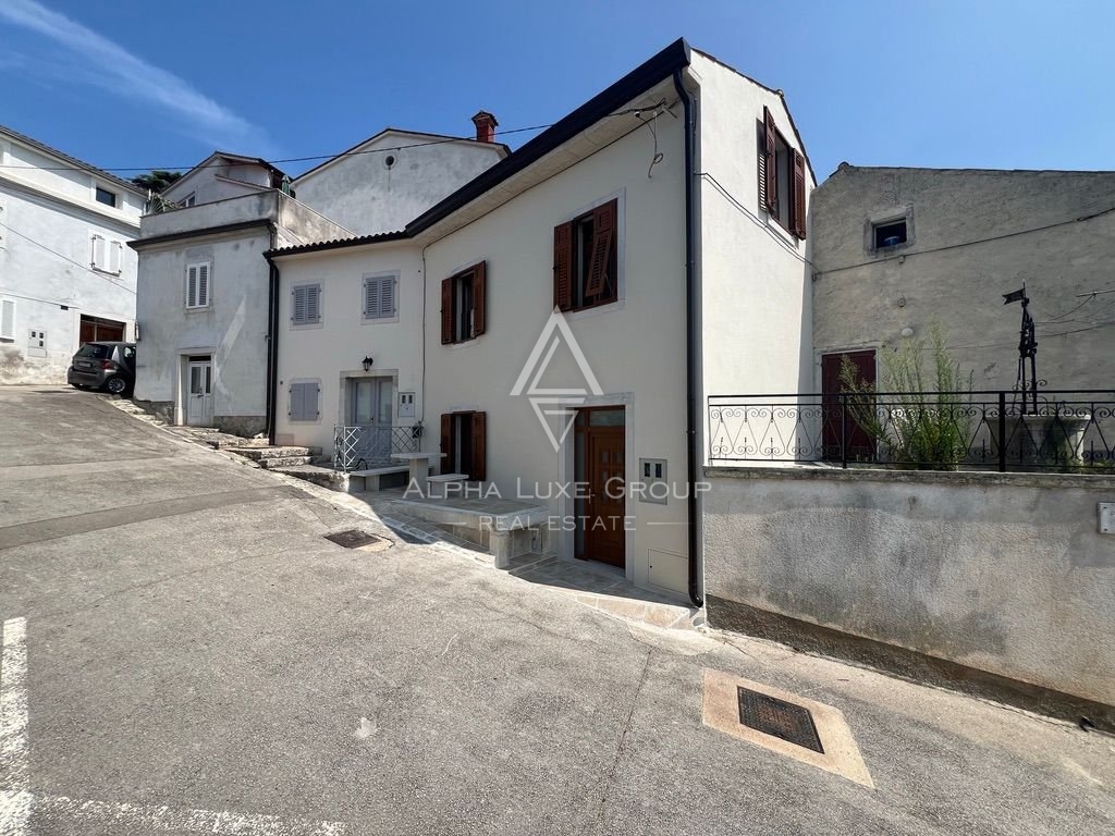 Istria, Vrsar, Casa ristrutturata con vista mare aperta vicino alla marina in vendita