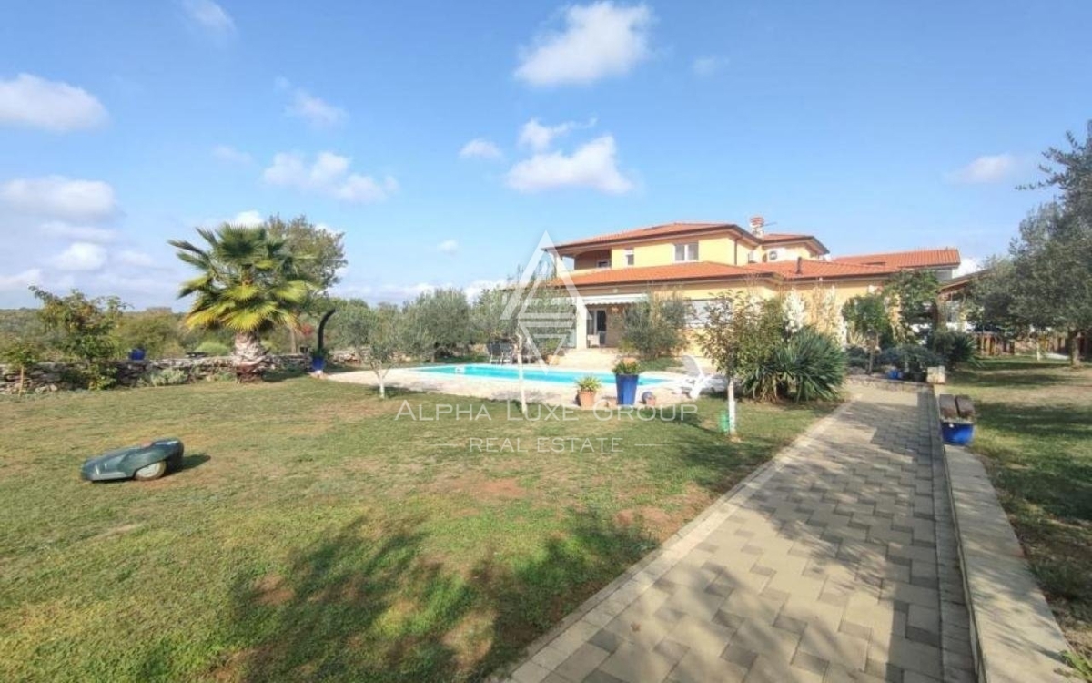 Istria, Vodnjan, Elegante villa con vista mare e ampio giardino