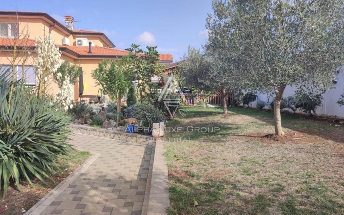 Istria, Vodnjan, Elegante villa con vista mare e ampio giardino