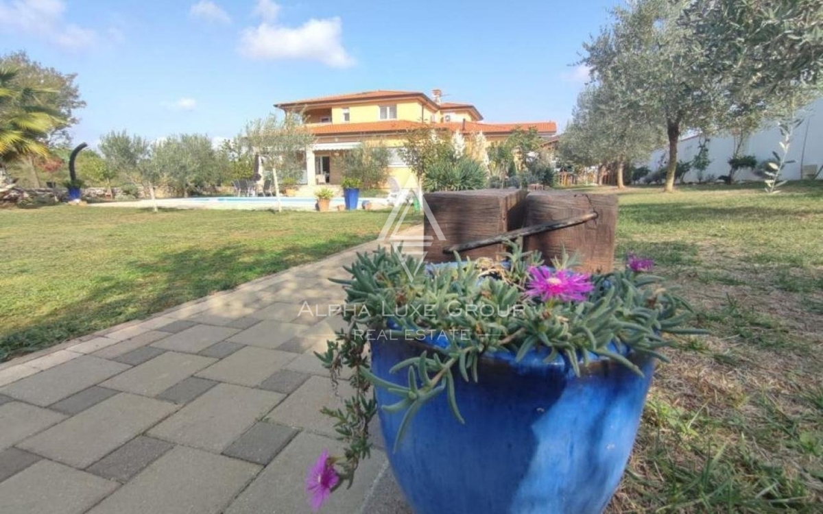 Istria, Vodnjan, Elegante villa con vista mare e ampio giardino