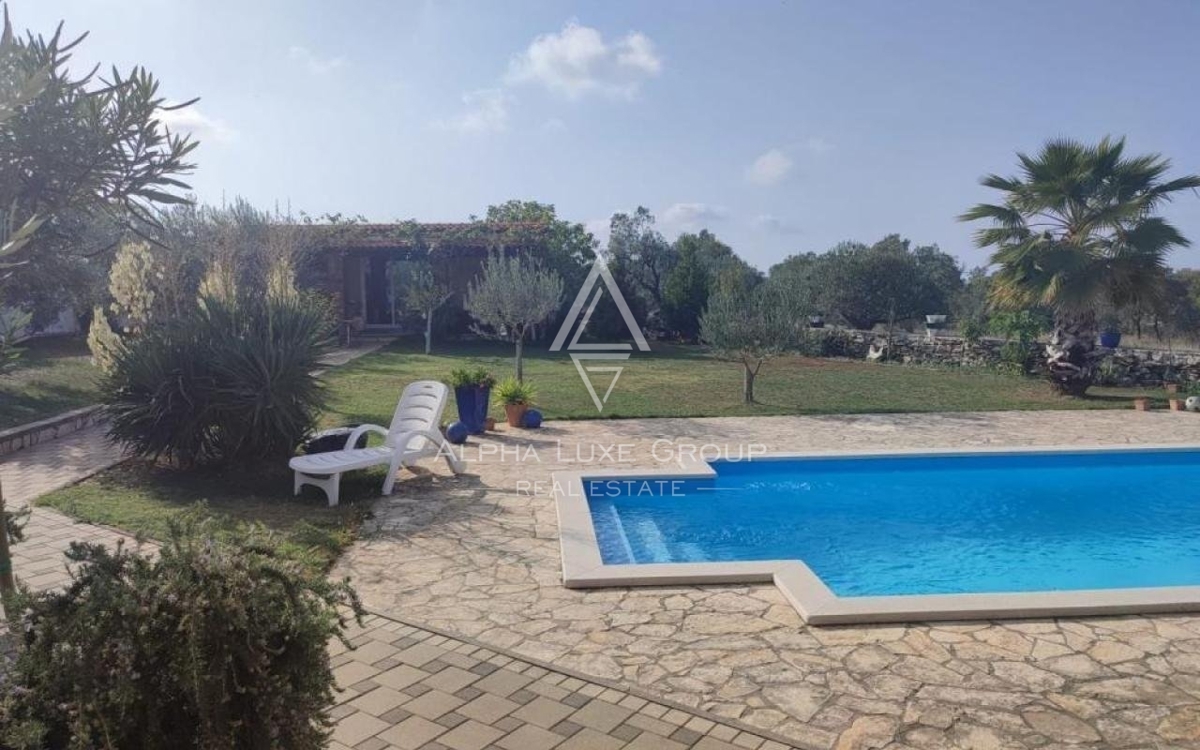 Istria, Vodnjan, Elegante villa con vista mare e ampio giardino